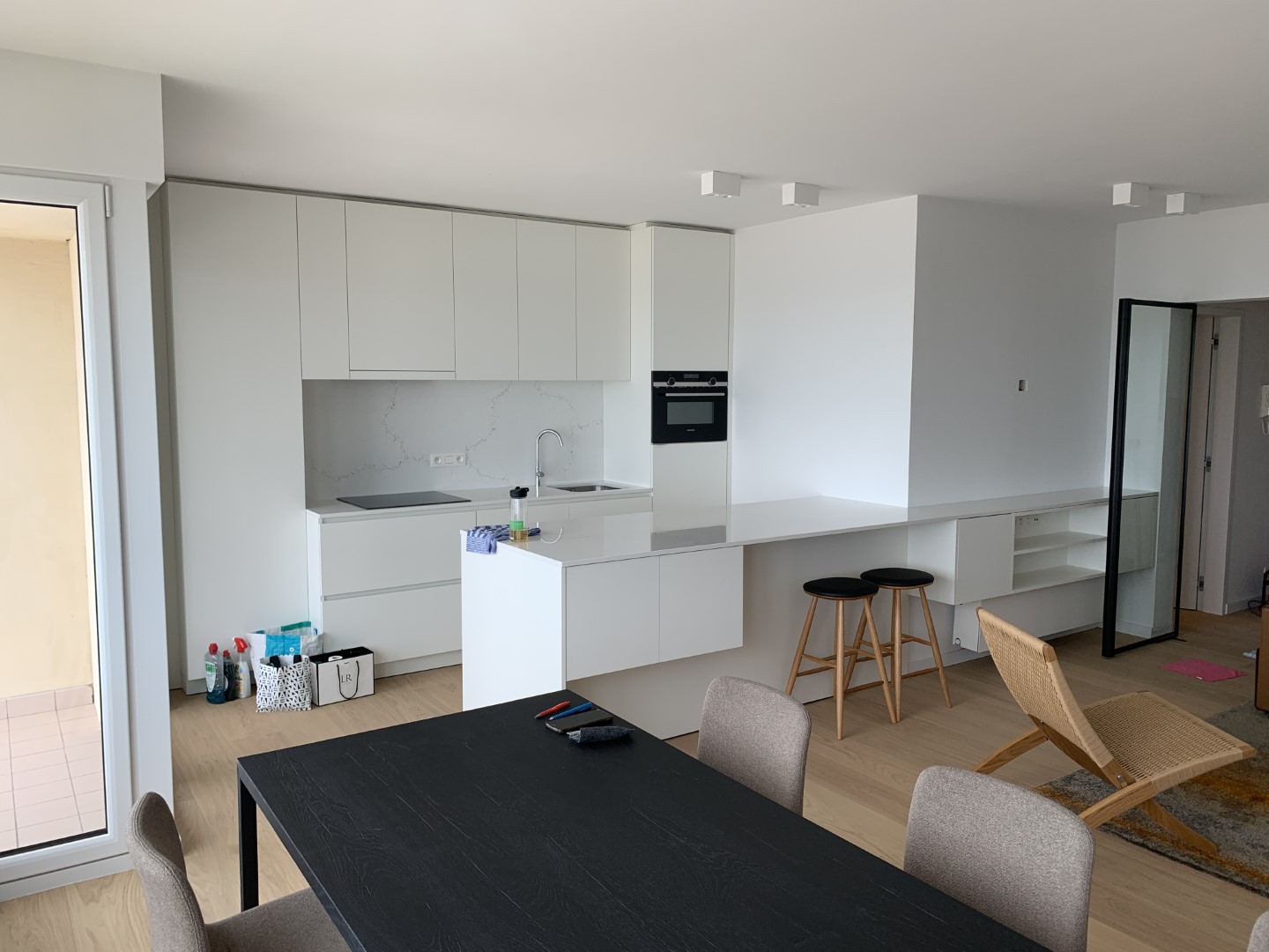 Nieuwe open keuken met eiland