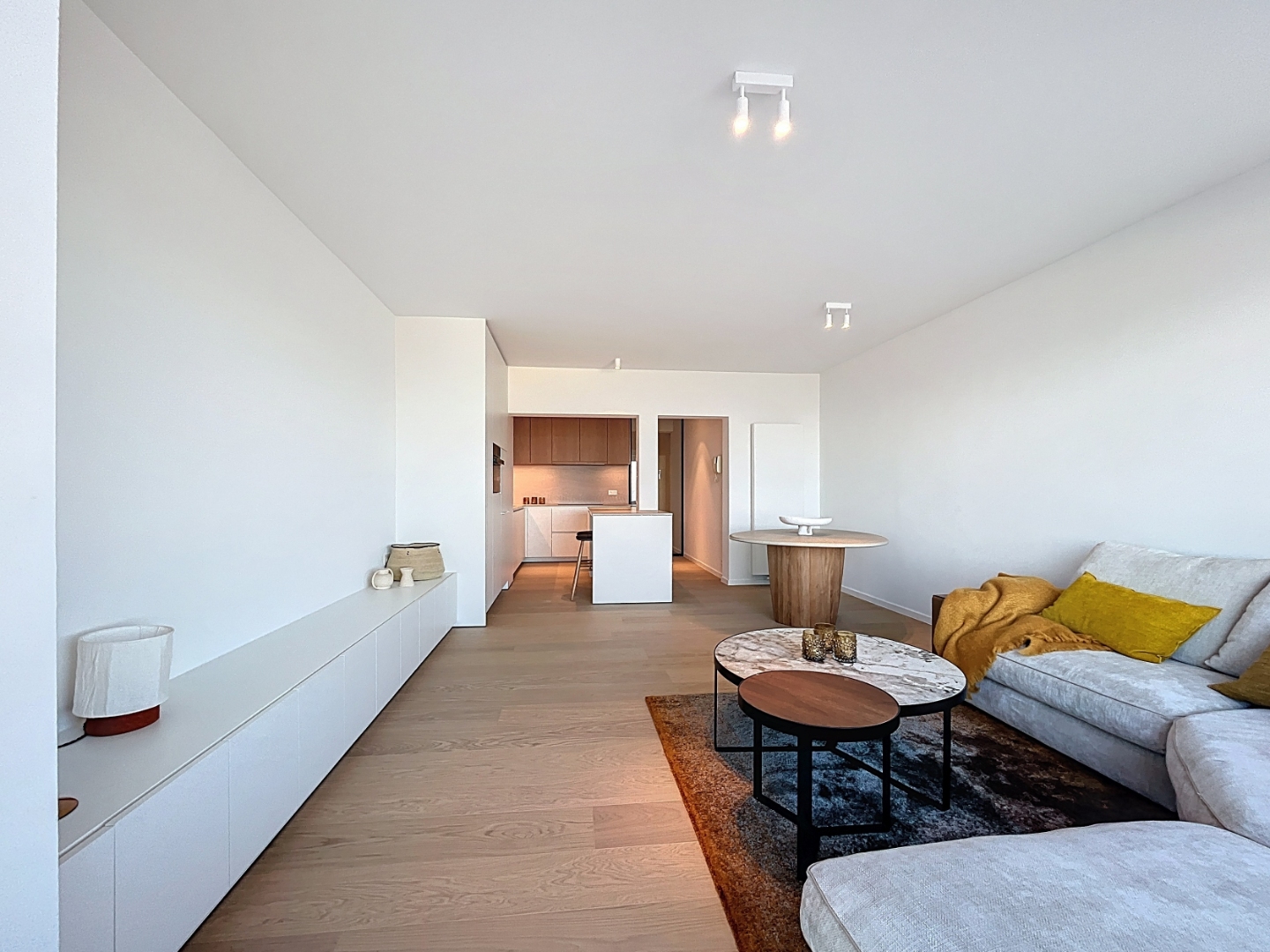 Dezelfde leefruimte na de renovatie met open keuken