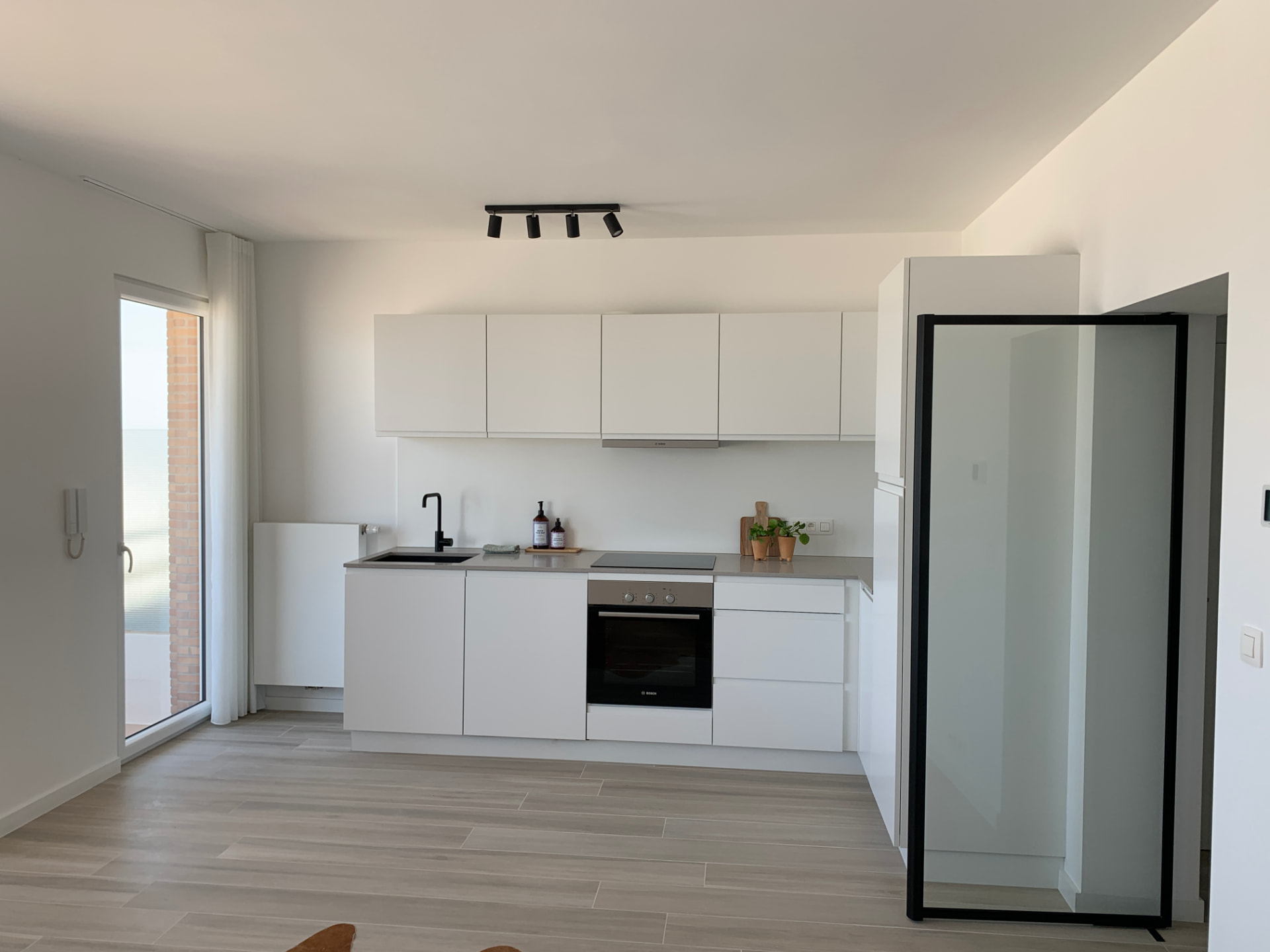 Nieuwe keuken in het gerenoveerde appartement